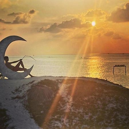 Ocean Breeze Hotel Thulusdhoo Buitenkant foto