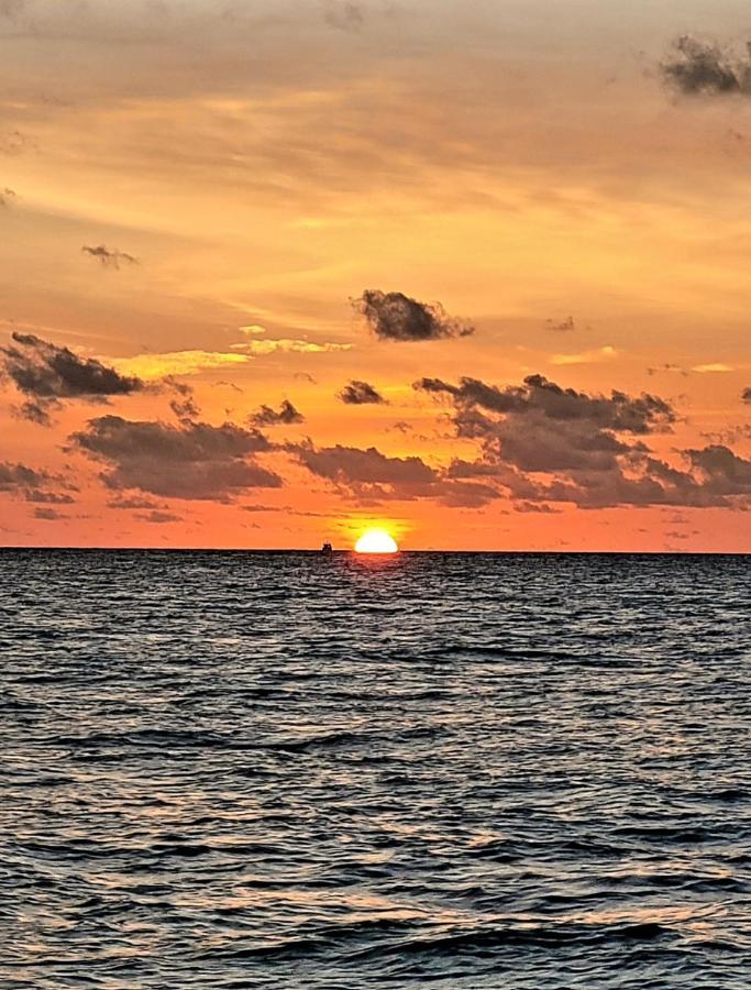 Ocean Breeze Hotel Thulusdhoo Buitenkant foto